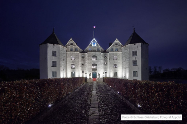 Schloss Gluecksburg Schloss bei Nacht